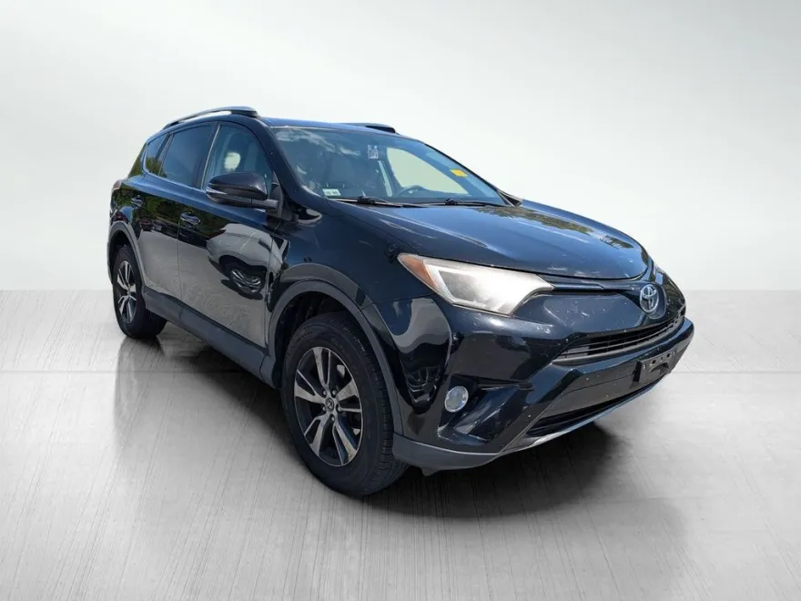 2016 Toyota RAV4 XLE photo 1