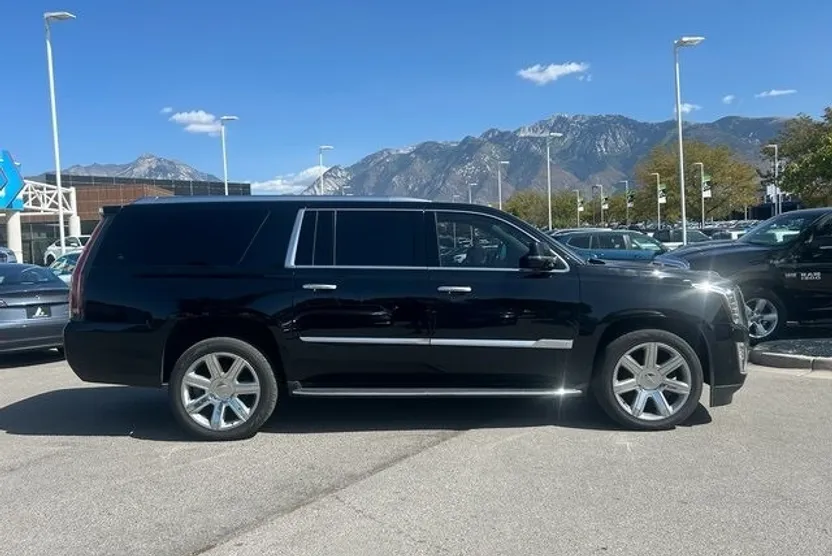 2020 Cadillac Escalade ESV Luxury photo 1