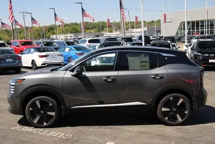2025 Nissan Kicks SR photo 1