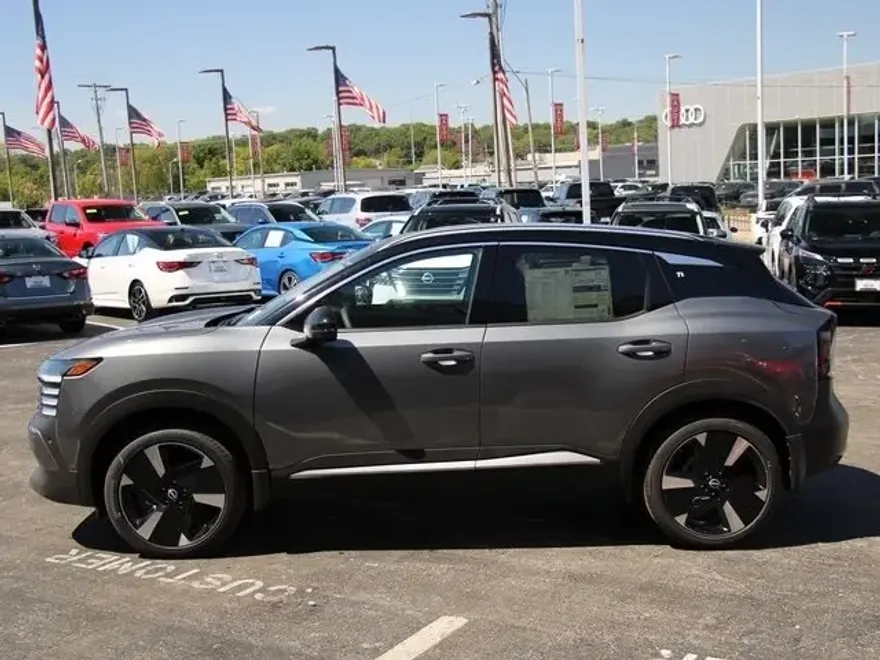 2025 Nissan Kicks SR photo 1