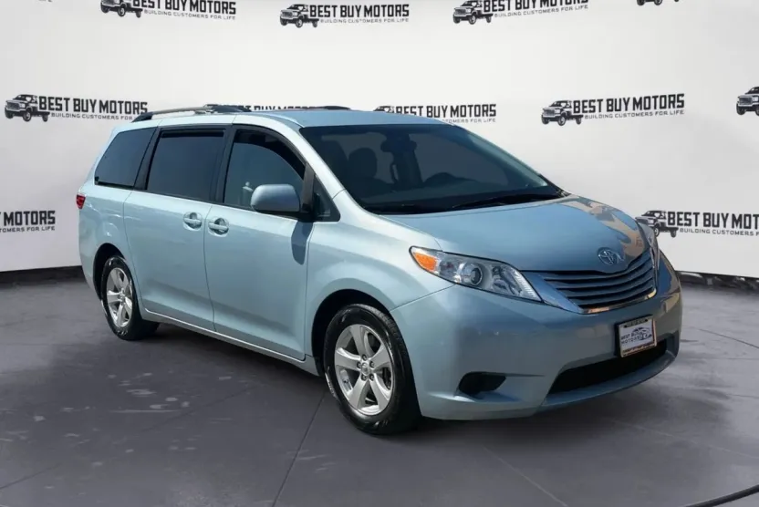 2016 Toyota Sienna LE photo 1