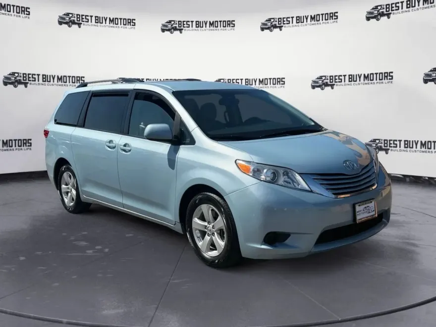 2016 Toyota Sienna LE photo 1