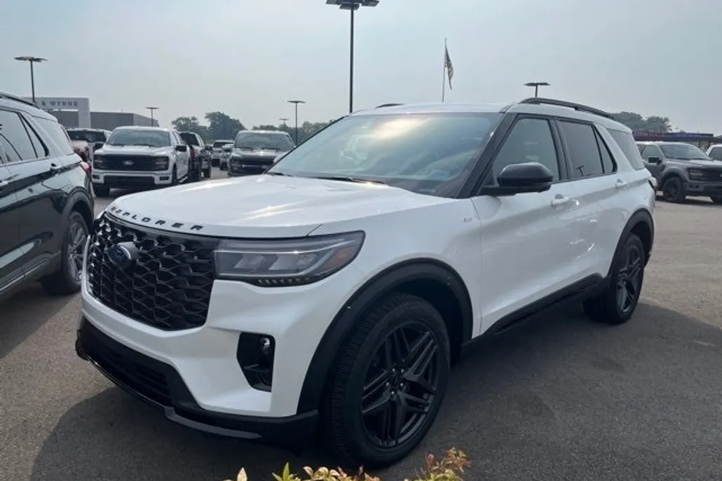 2025 Ford Explorer ST-Line photo 1