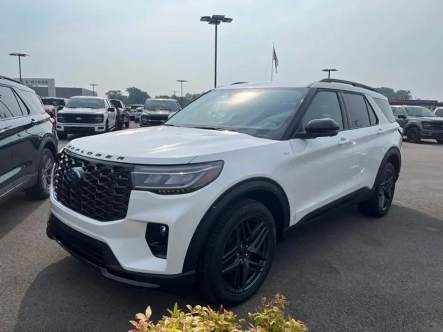2025 Ford Explorer ST-Line photo 1