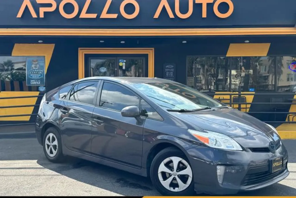 2015 Toyota Prius Three photo 1