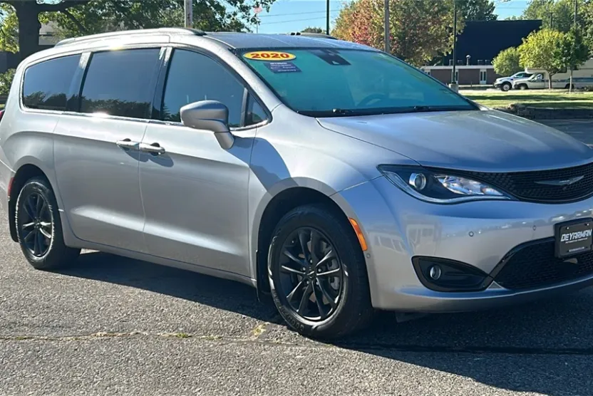 2020 Chrysler Pacifica Touring L photo 1