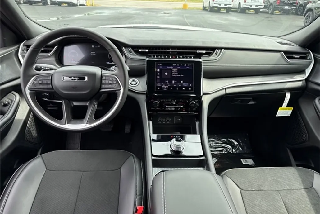2025 Jeep Grand Cherokee Altitude photo 1
