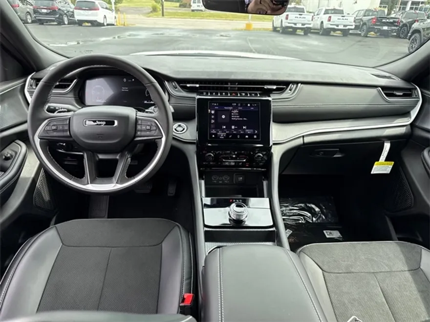 2025 Jeep Grand Cherokee Altitude photo 1