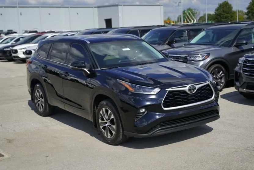 2021 Toyota Highlander XLE photo 1