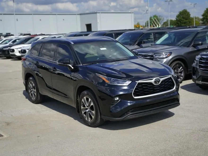 2021 Toyota Highlander XLE photo 1
