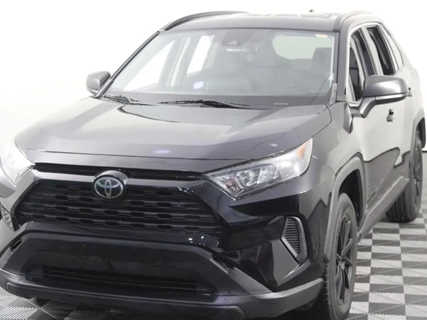 2019 Toyota RAV4 LE photo 1