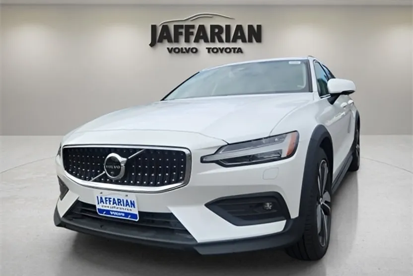 2025 Volvo V60 Cross Country B5 Plus photo 1