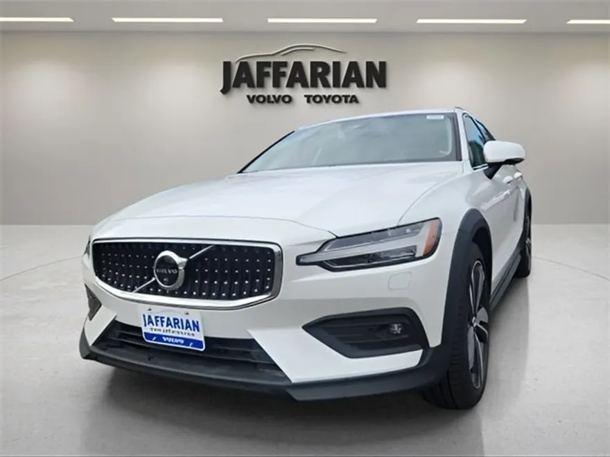 2025 Volvo V60 Cross Country B5 Plus photo 1