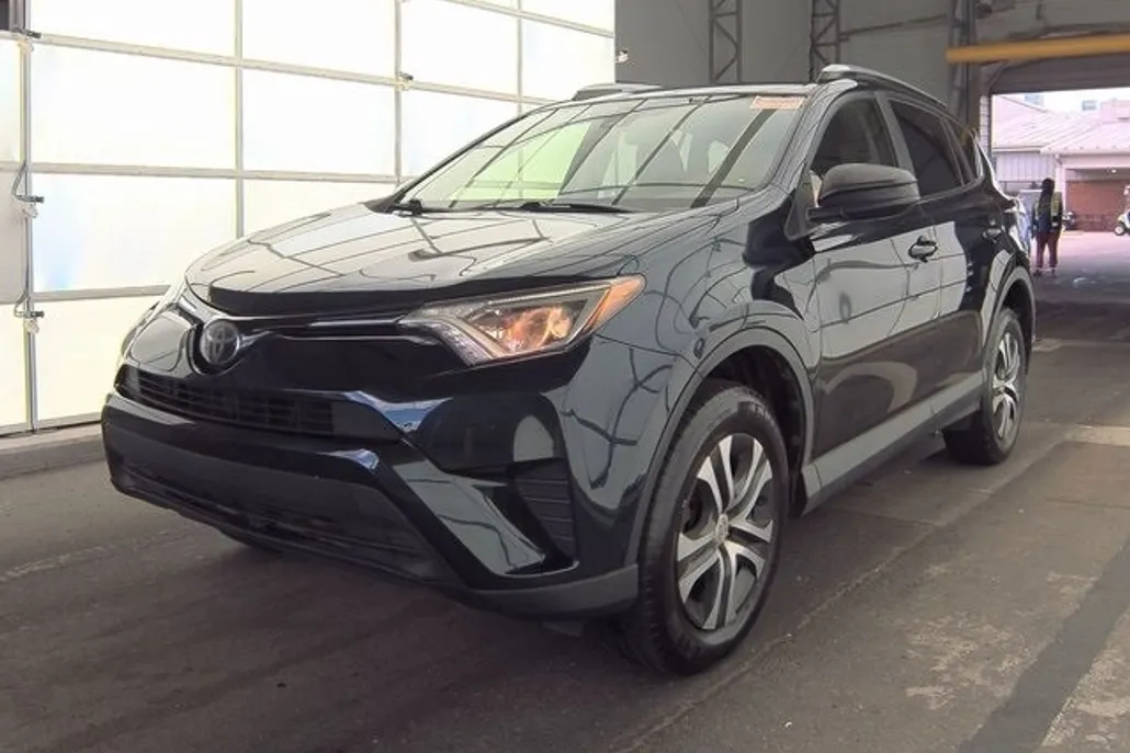 2017 Toyota RAV4 LE photo 1