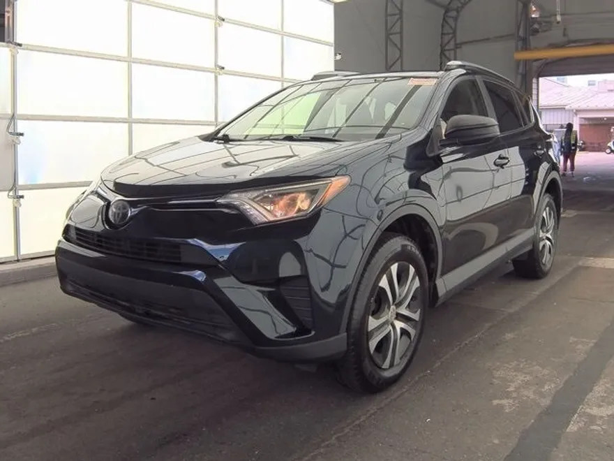 2017 Toyota RAV4 LE photo 1