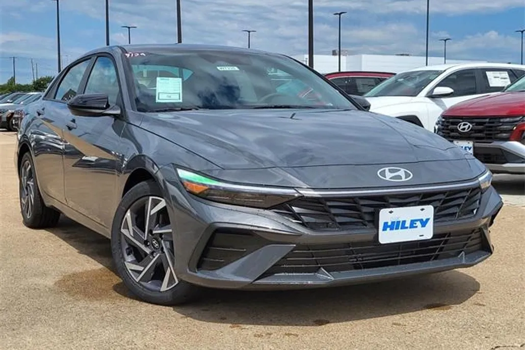 2025 Hyundai Elantra SEL Sport photo 1