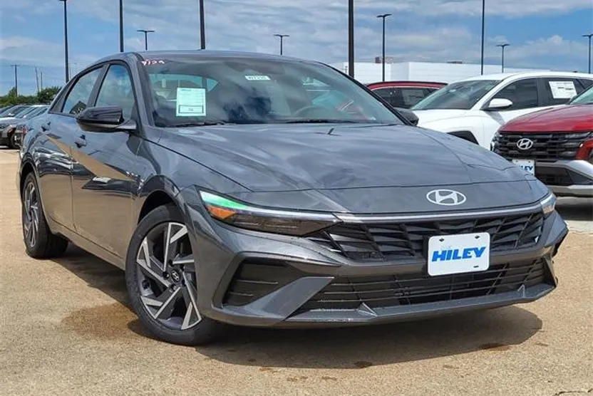 2025 Hyundai Elantra SEL Sport photo 1