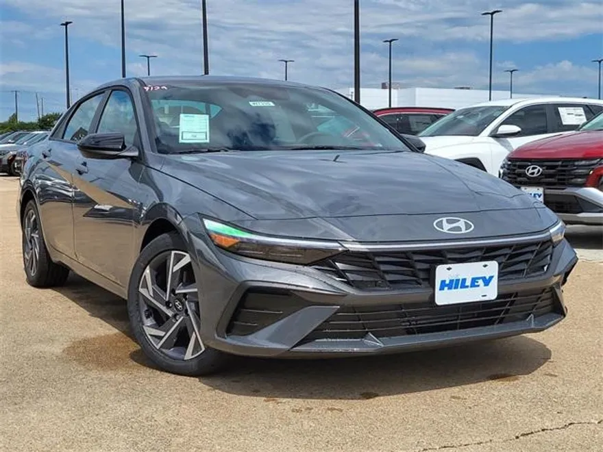 2025 Hyundai Elantra SEL Sport photo 1