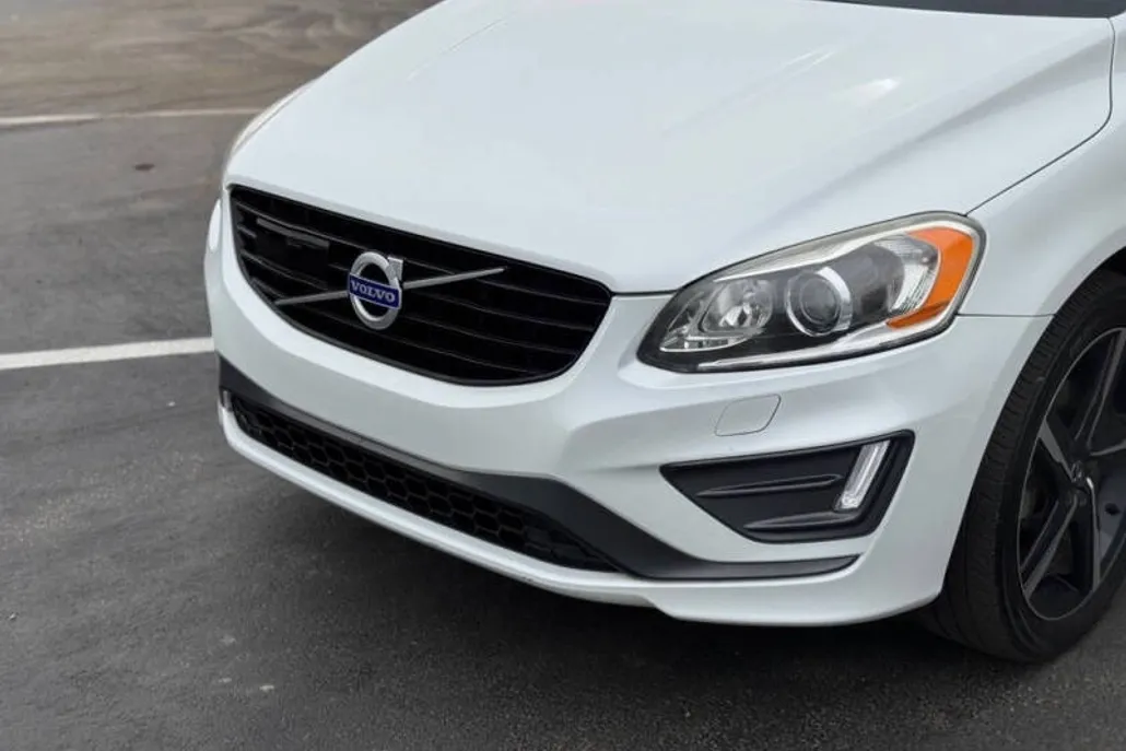 2016 Volvo XC60 T6 Drive-E R-Design Platinum photo 1
