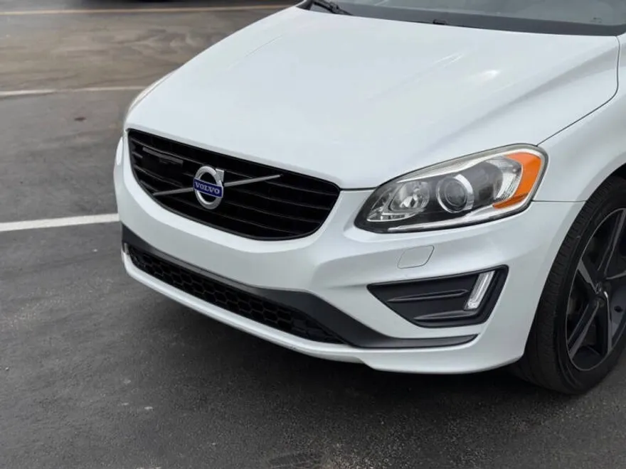 2016 Volvo XC60 T6 Drive-E R-Design Platinum photo 1