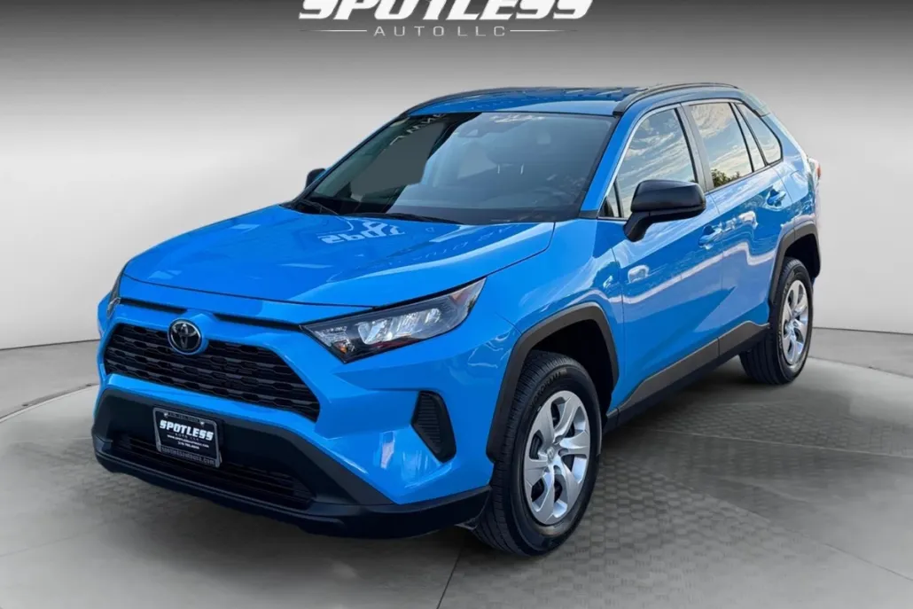 2020 Toyota RAV4 LE photo 1