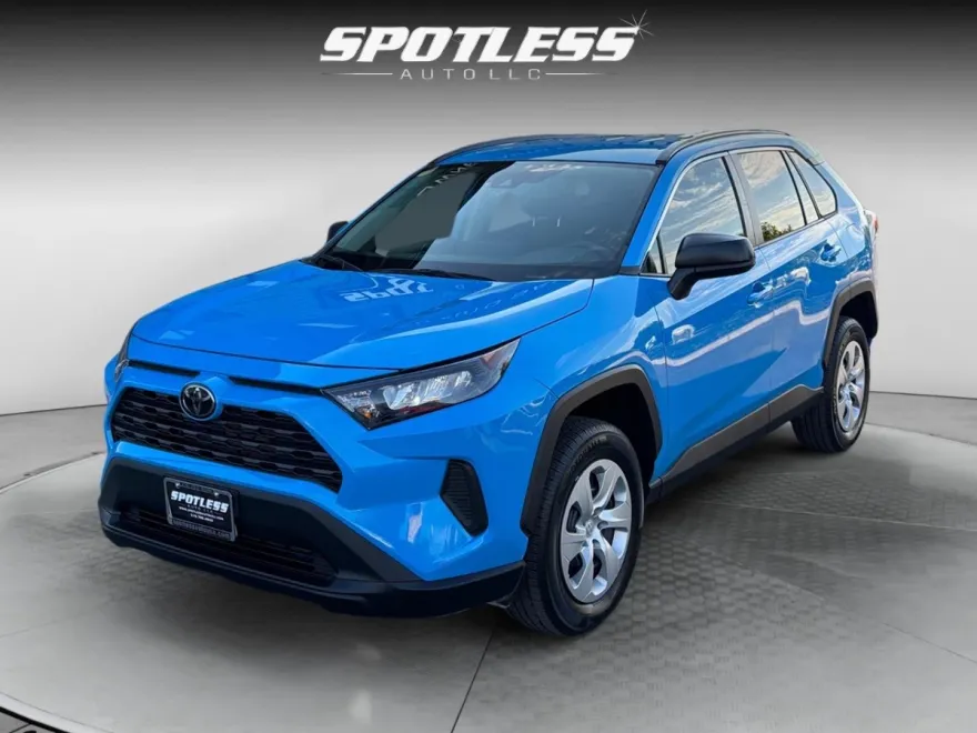 2020 Toyota RAV4 LE photo 1