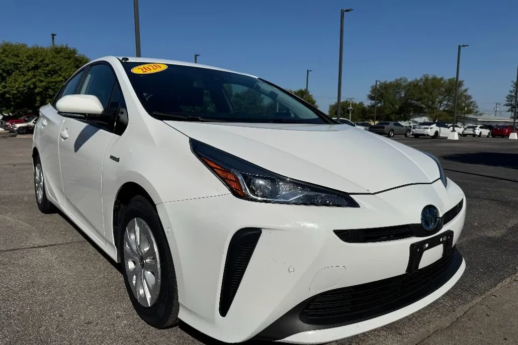 2020 Toyota Prius LE photo 1