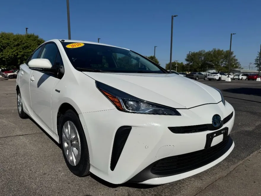 2020 Toyota Prius LE photo 1