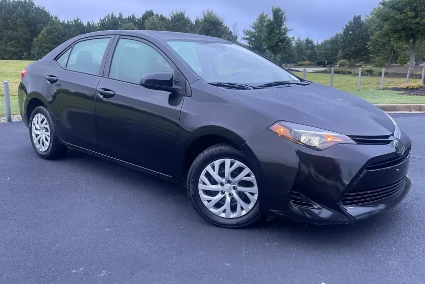 2018 Toyota Corolla LE photo 1