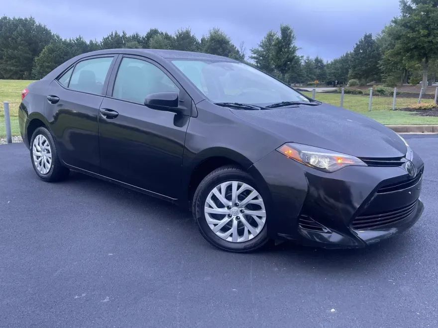 2018 Toyota Corolla LE photo 1