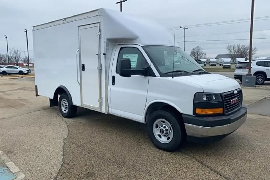 2024 Gmc Savana 3500 Cutaway photo 1