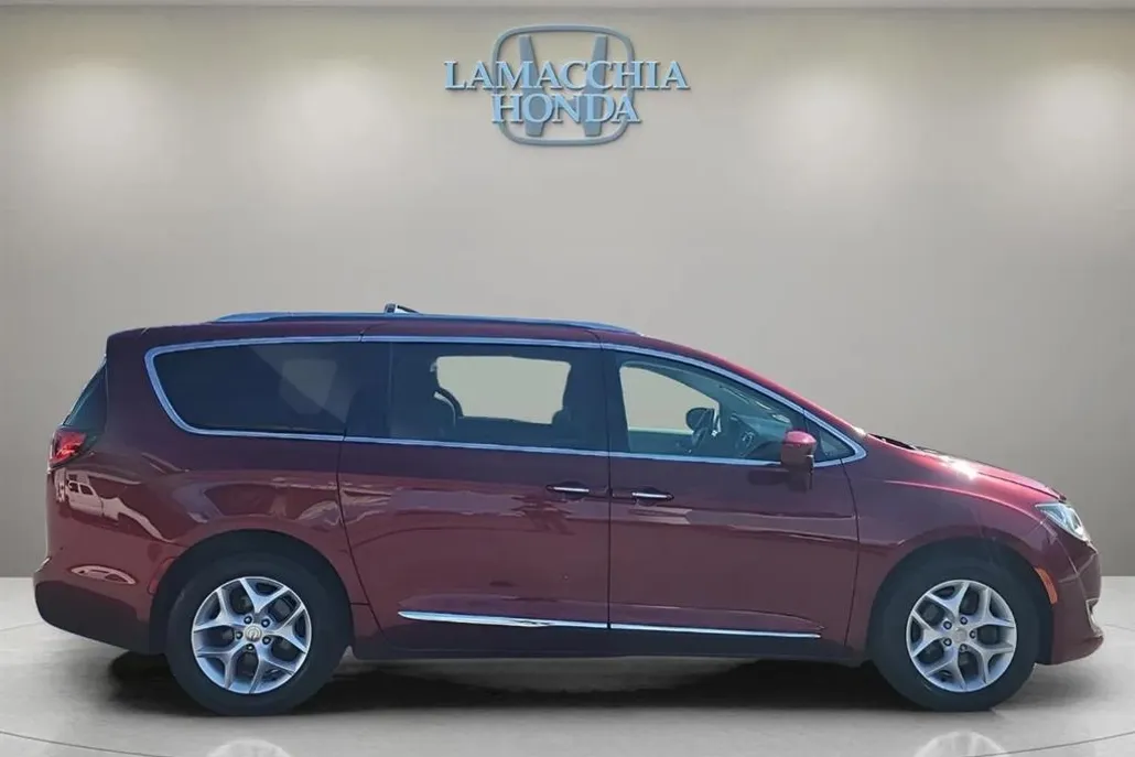 2018 Chrysler Pacifica Touring L photo 1
