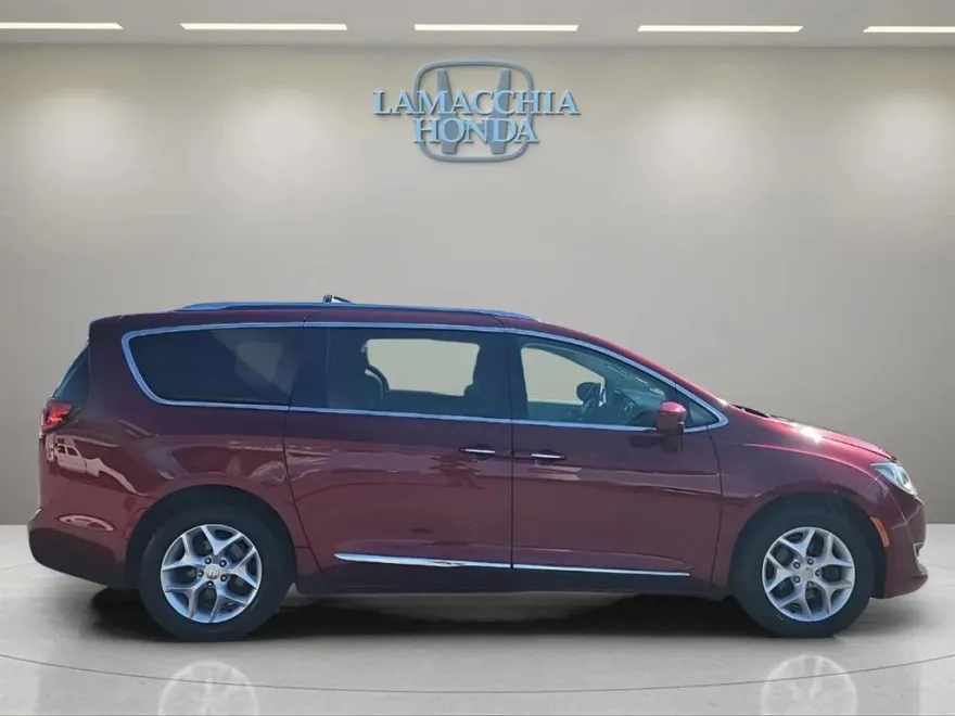 2018 Chrysler Pacifica Touring L photo 1
