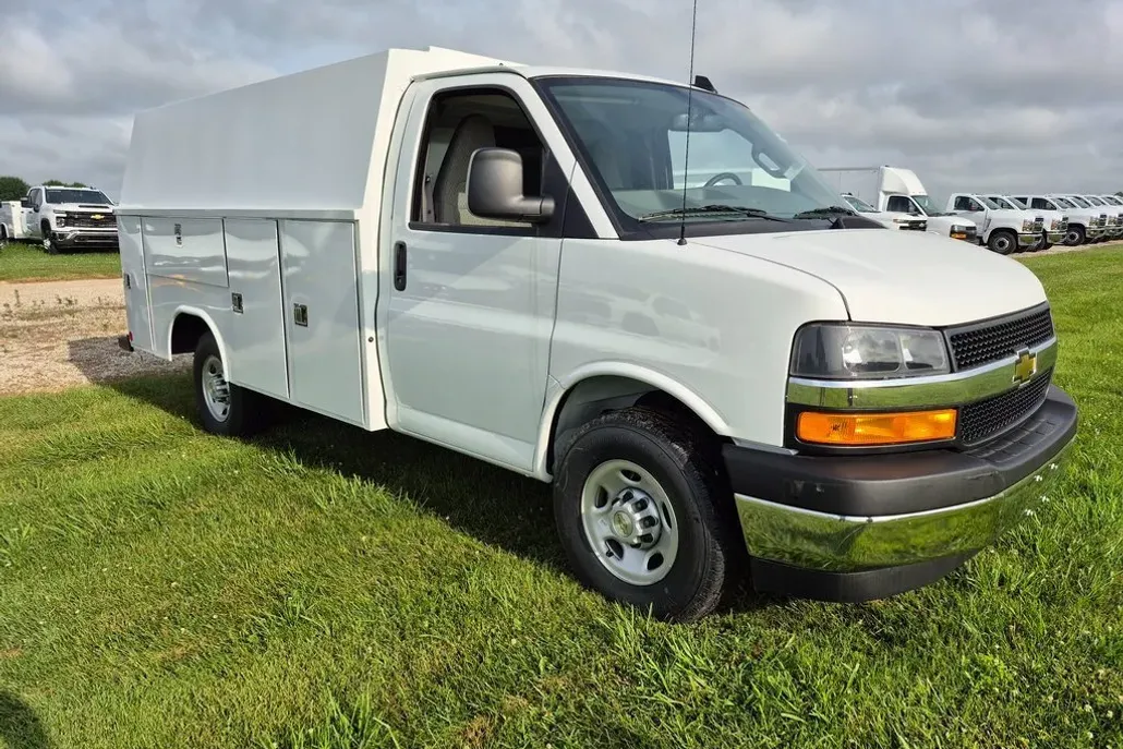 2025 Chevrolet Express Cutaway 3500 photo 1