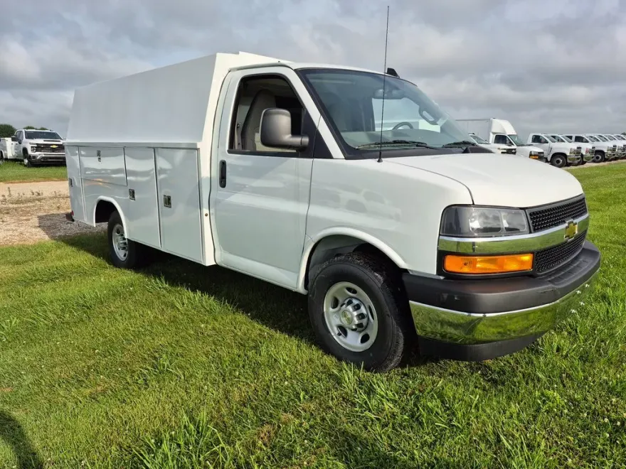 2025 Chevrolet Express Cutaway 3500 photo 1