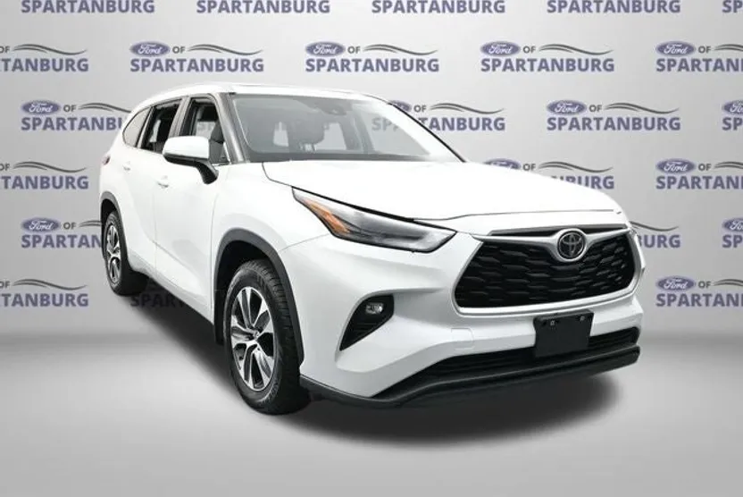 2023 Toyota Highlander L photo 1