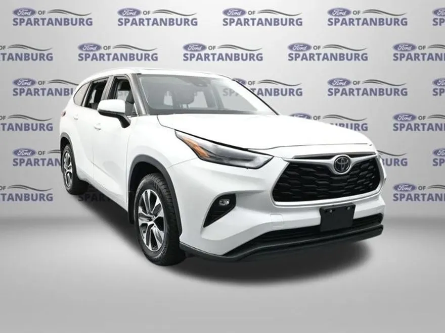 2023 Toyota Highlander L photo 1