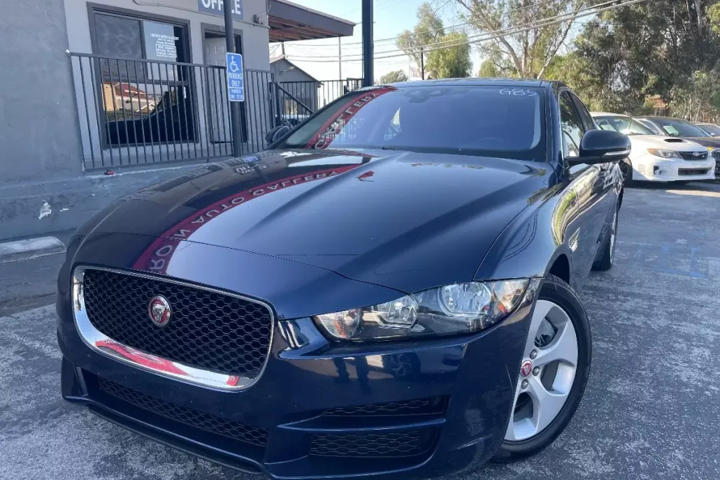 2017 Jaguar XE photo 1