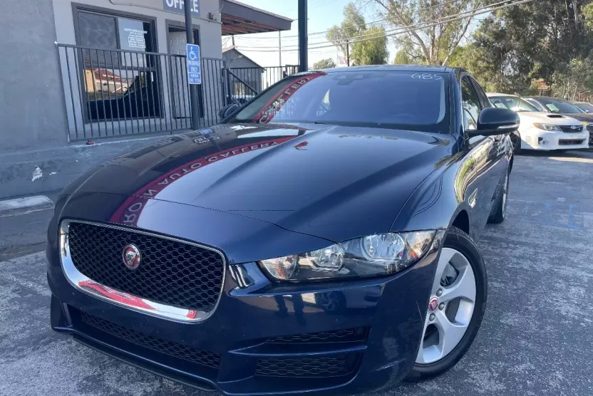 2017 Jaguar XE photo 1