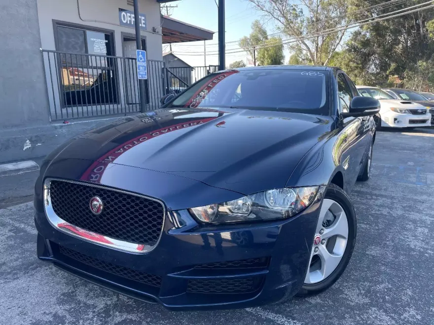 2017 Jaguar XE photo 1
