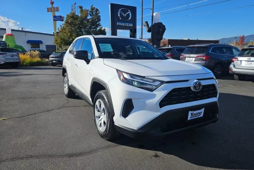 2024 Toyota RAV4 LE photo 1