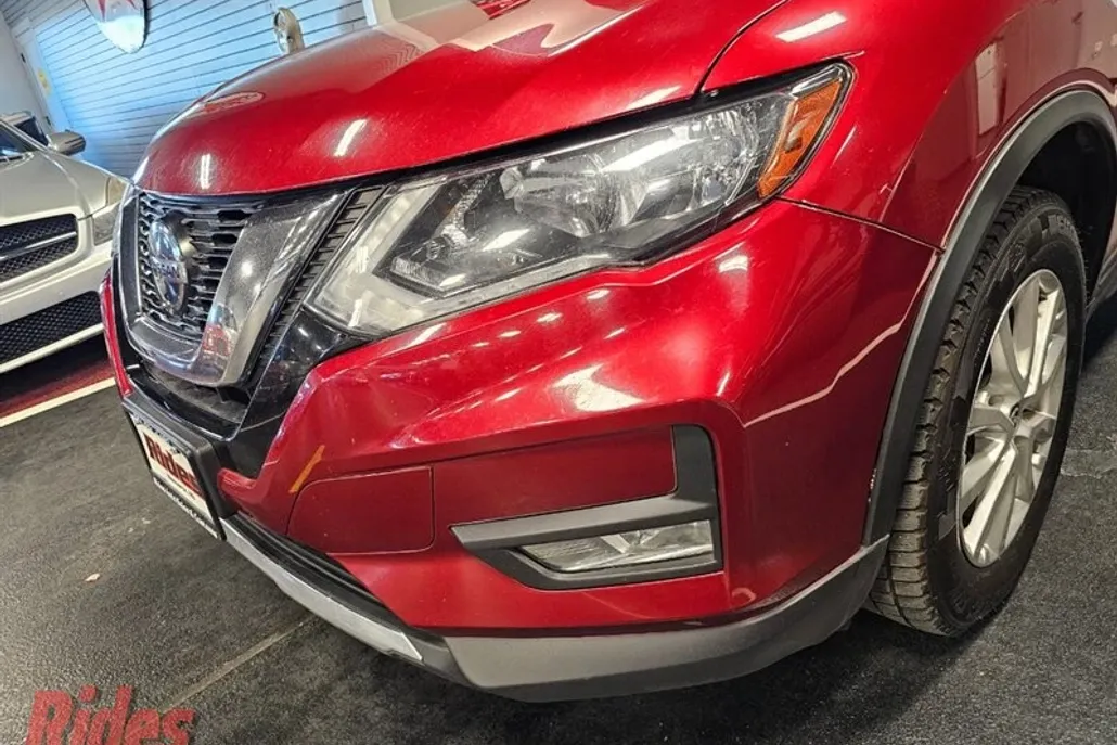 2019 Nissan Rogue SV photo 1