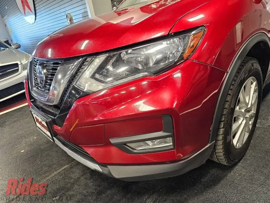 2019 Nissan Rogue SV photo 1