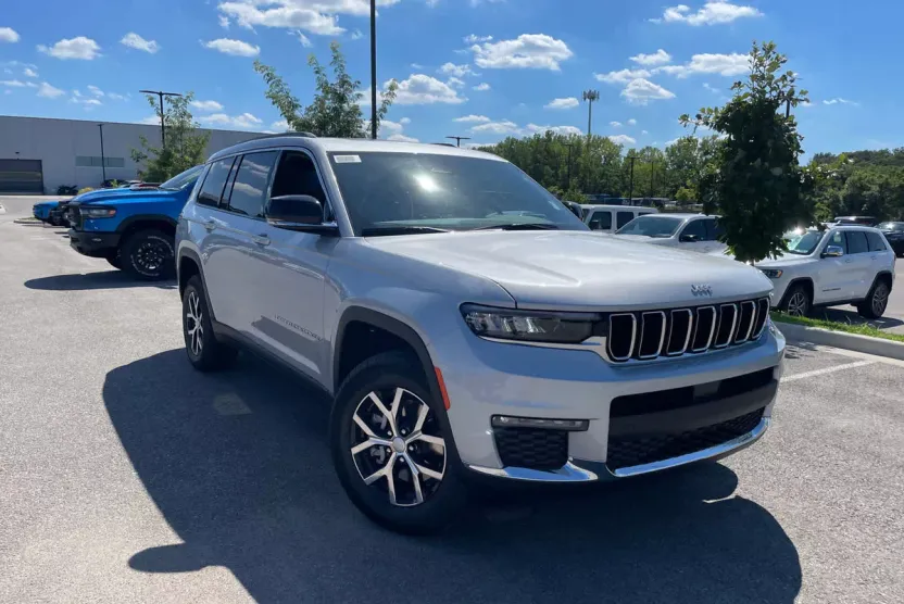 2025 Jeep Grand Cherokee Limited photo 1