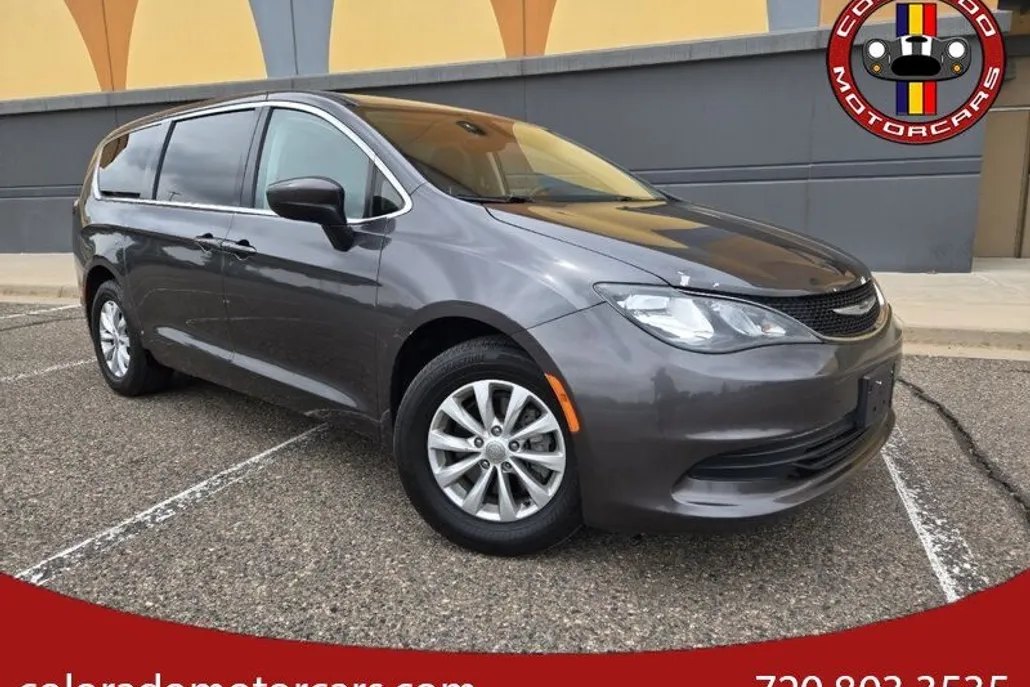 2017 Chrysler Pacifica Touring photo 1