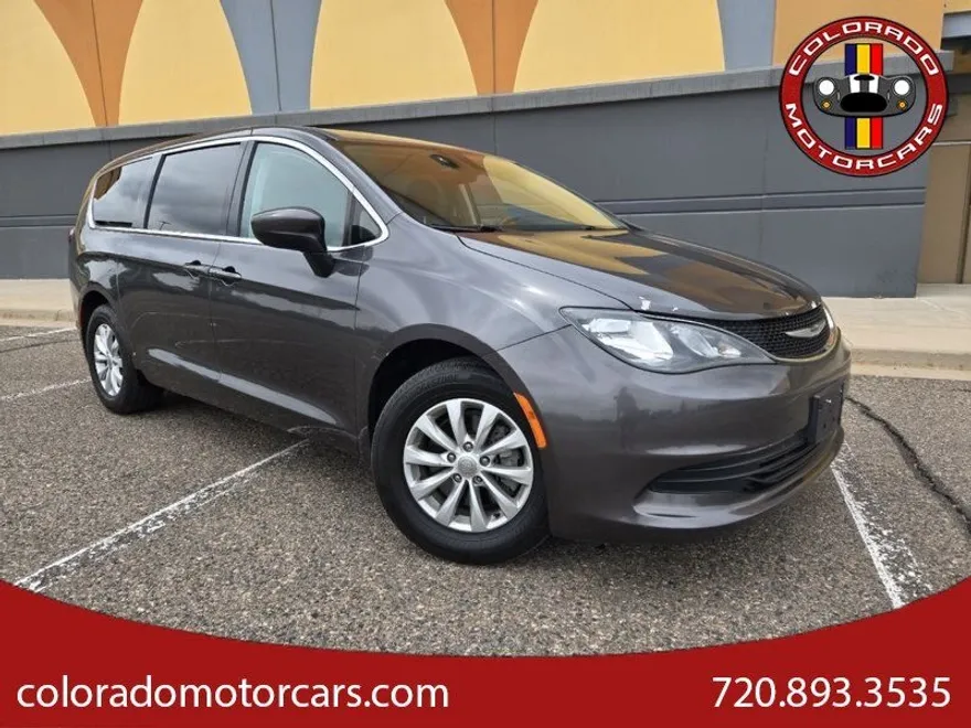2017 Chrysler Pacifica Touring photo 1
