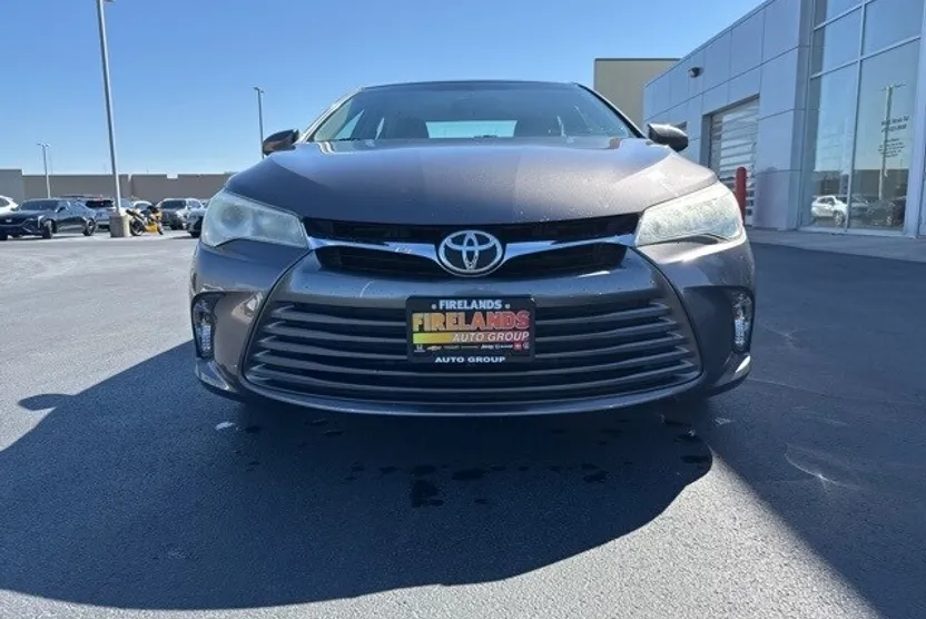 2016 Toyota Camry LE photo 1