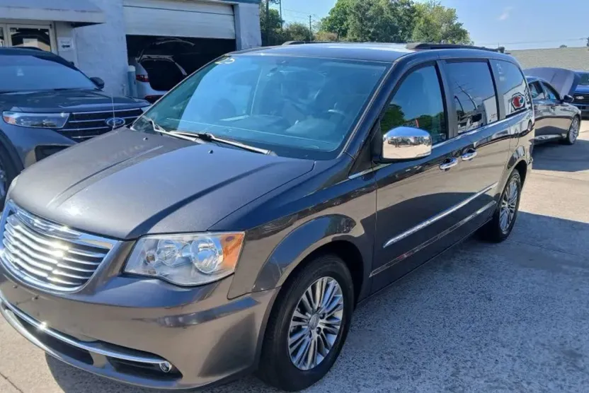 2015 Chrysler Town & Country photo 1