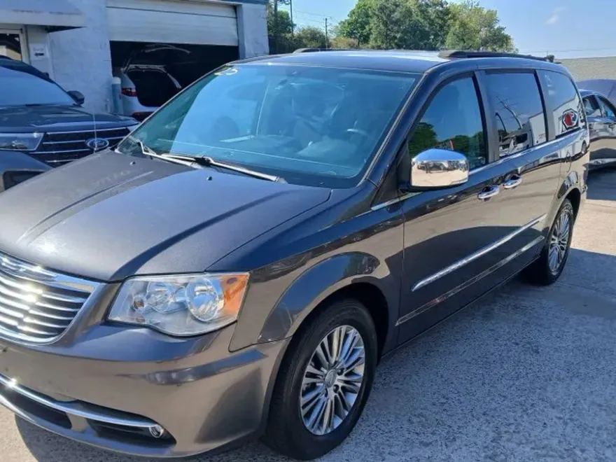 2015 Chrysler Town & Country photo 1
