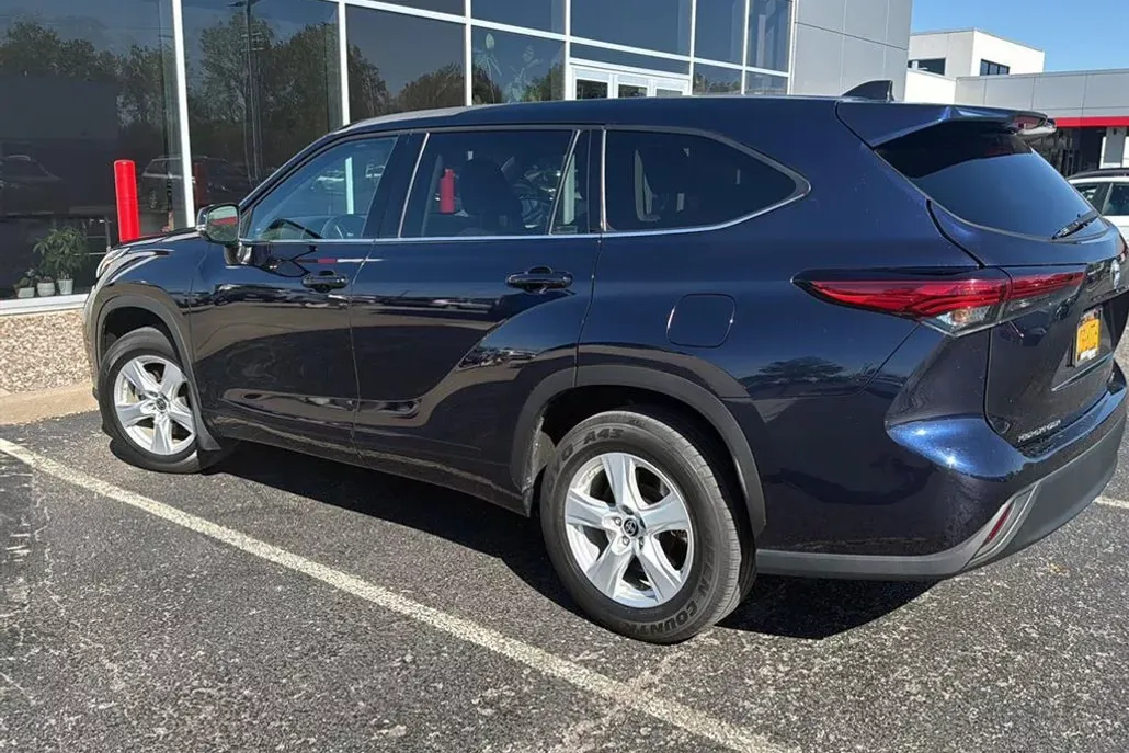 2022 Toyota Highlander LE photo 1